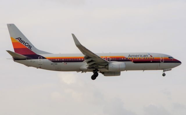 Boeing 737-800 (N917NN) - AirCal Retro markings