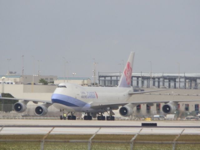 Boeing 747-400 (B-18718)