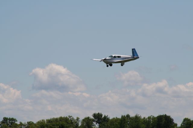 Mooney M-20 (N5763H) - on short final