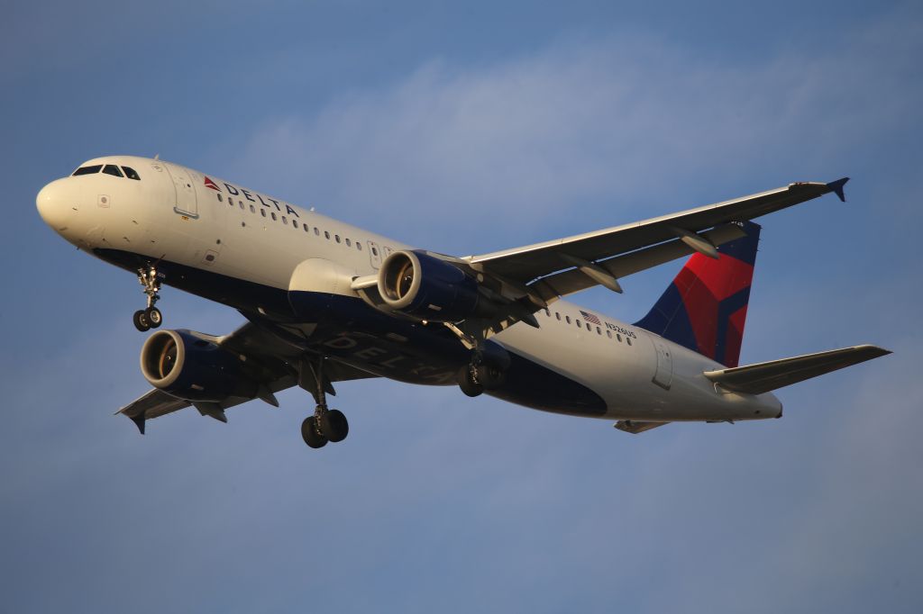 Airbus A320 (N326US)