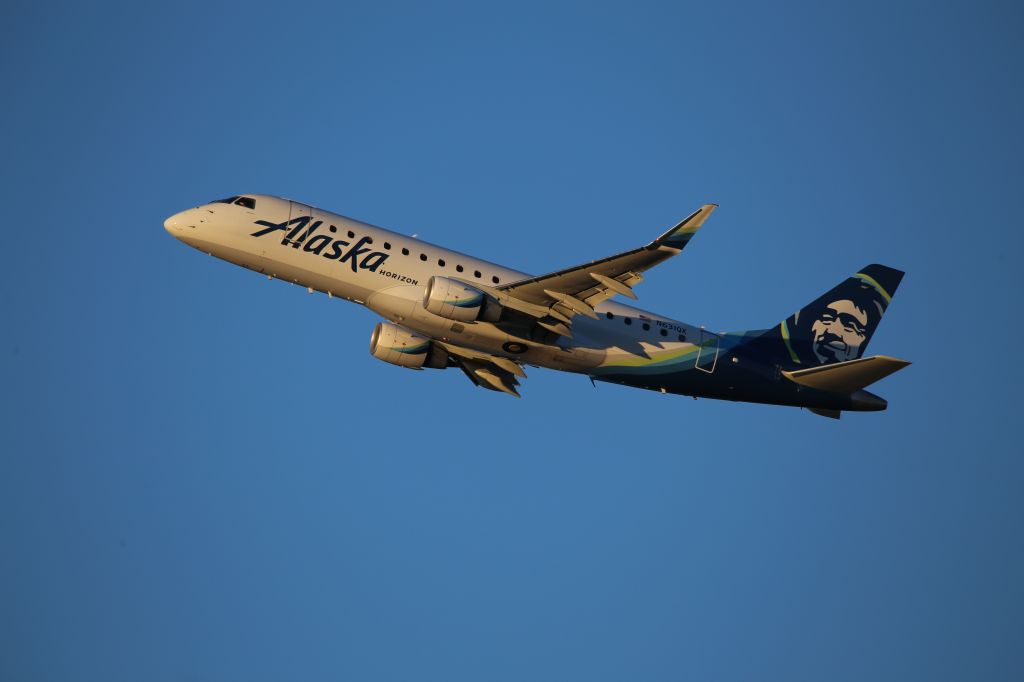 EMBRAER 175 (long wing) (N631QX)