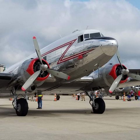 Douglas DC-3 (N472AF)