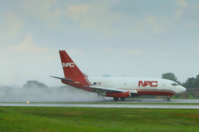 Boeing 737-200 (N321DL) - N321DL landing at Hickory Airport in a heavy rain.