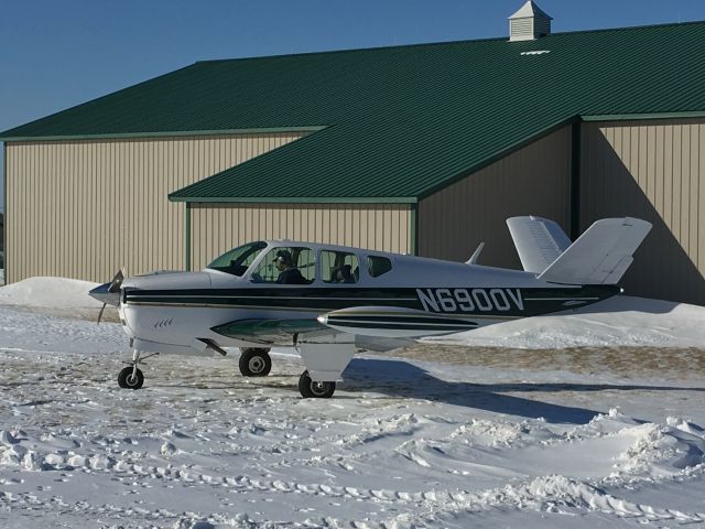 Beechcraft 35 Bonanza (N6900V)