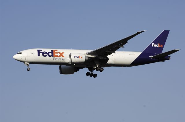 Boeing 777-200 (N863FD) - Final Approach to Narita Intl Airport Rwy16R on 2013/04/18