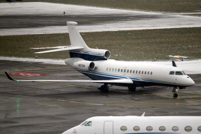 Dassault Falcon 8X (N57SN) - Taxiing to the de-icing pad on 24-Jan-19 prior to departure for KSJC.