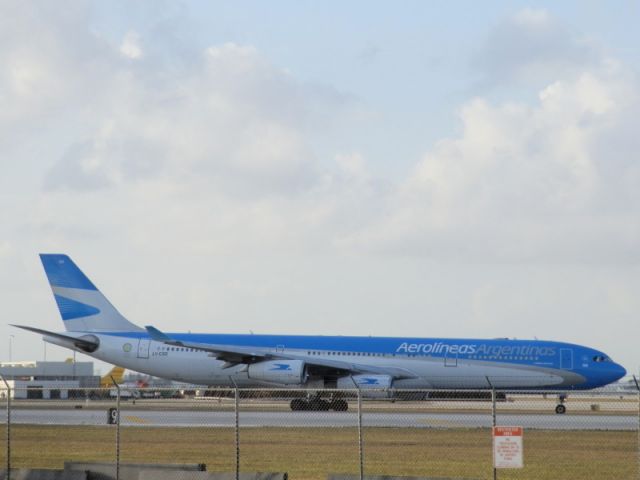 Airbus A340-300 (LV-CSD)