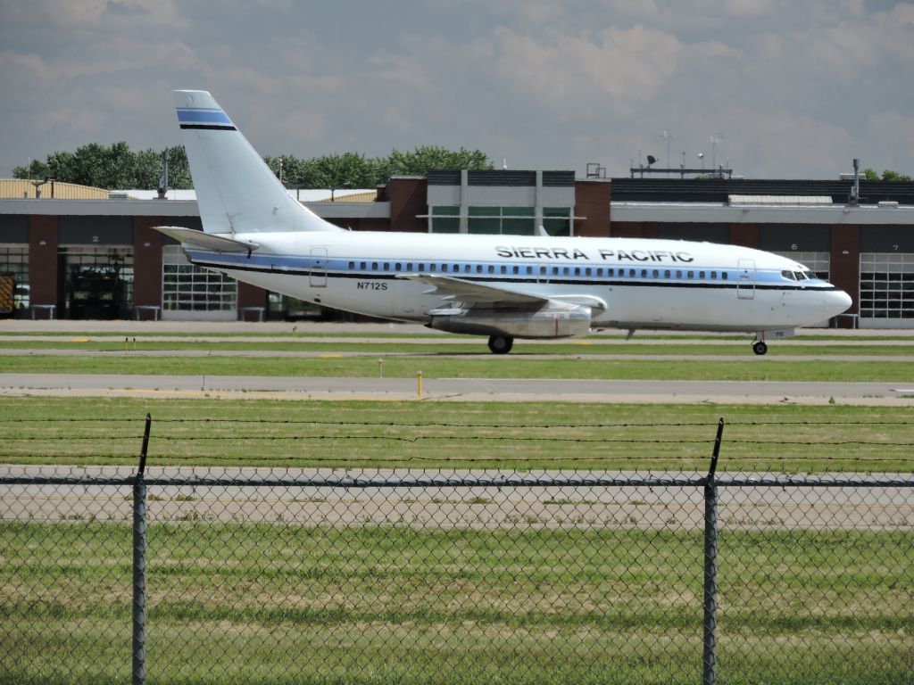 Boeing 737-200 (N712S) - Sierra Pacific N712S going by after landing at KMSP.