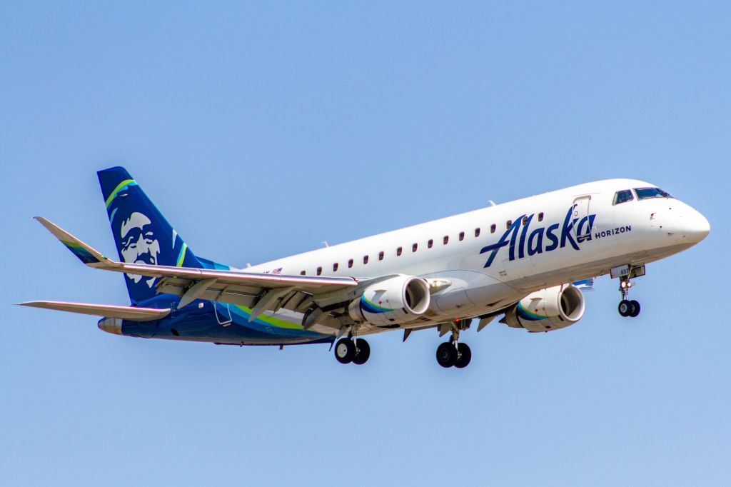 Embraer 175 (N637QX)