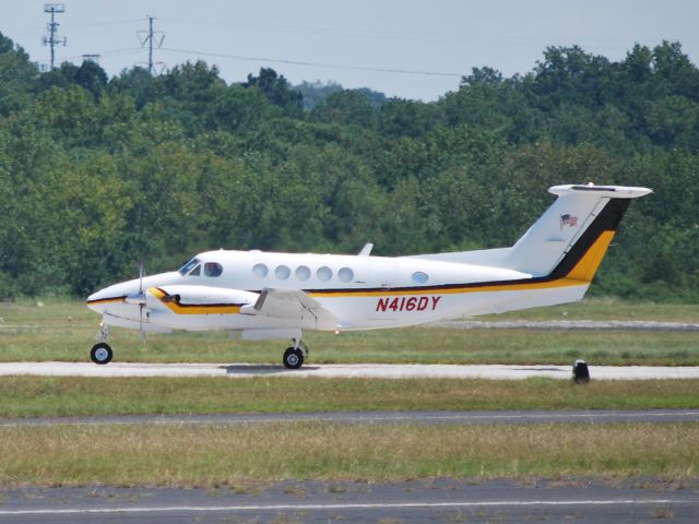 Beechcraft Super King Air 300 (N416DY) - Arriving runway 2L - 8/23/09  Registered Owner: YANCEY BROS CO