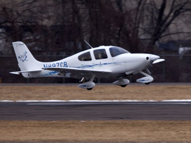 Cessna Skyhawk (N897CB) - Perfect landing runway 08 at Danbury CT.