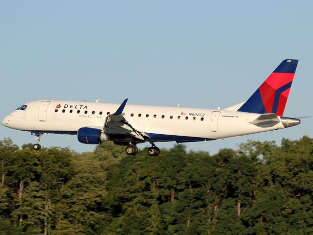 Embraer ERJ 175 (N602CZ) - Landing 04.