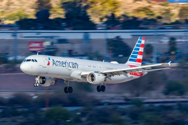 Airbus A321 (N192UW) - An American Airlines A321 landing at PHX on 2/28/23. Taken with a Canon R7 and Canon EF 100-400 L ii lens.