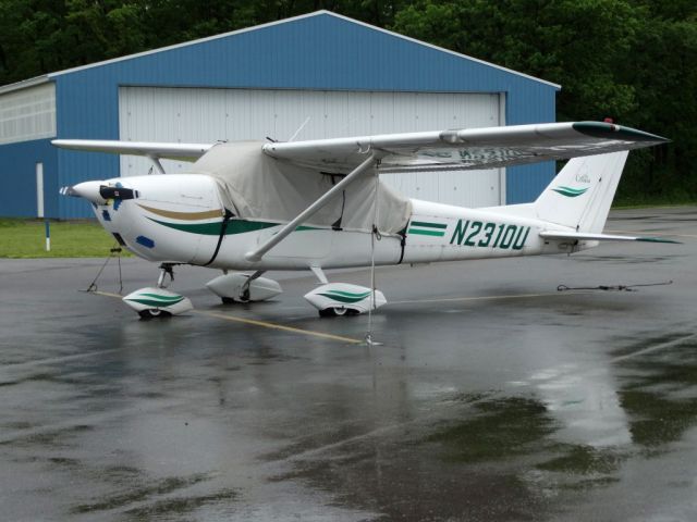 Cessna Skyhawk (N2310U)