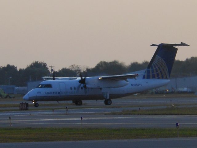 de Havilland Dash 8-200 (N375PH)