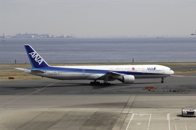 BOEING 777-300 (JA715A) - Taxing at Tokyo Haneda Intl Aitport on 2012/03/20