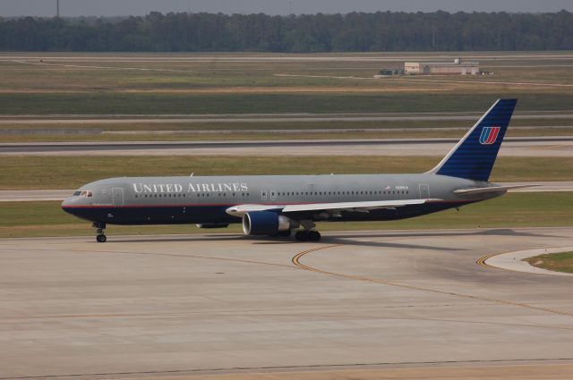 BOEING 767-400 (N669UA) - Taxiing on NB at IAH.