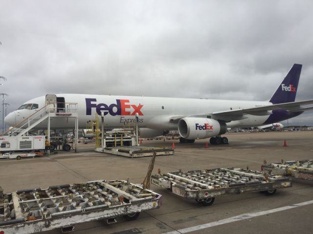 Boeing 757-200 (N972FD) - Unloading after a flight from KHTS (HUNTINGTON, WV)