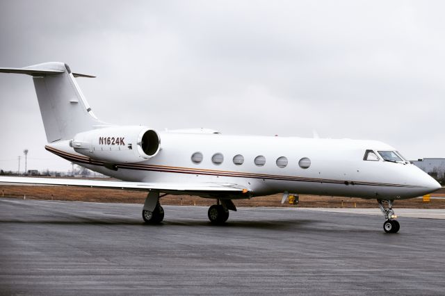 Gulfstream Aerospace Gulfstream IV (N1624K) - Privately owned Gulfstream G-IV arriving into the Buffalo Niagara International Airport FBO ramp 