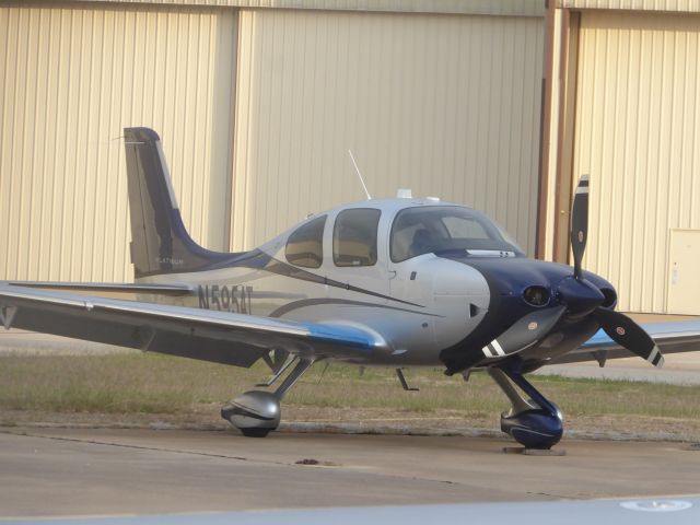 Cirrus SR-22 (N595AT)