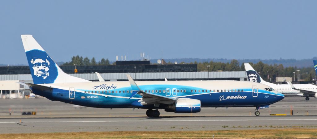 Boeing 737-800 (N512AS)