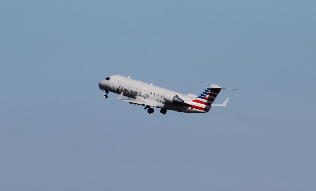 Canadair Regional Jet CRJ-200 (N247JS) - Blue Streak 5110 launching from Norfolks RW05 on the way to Philly.