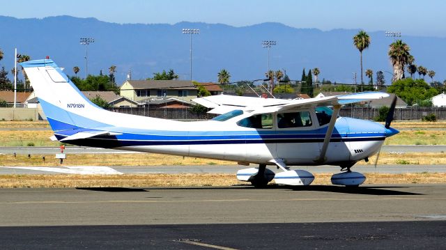 Cessna Skylane (N7918N) - A local Cessna 182 taxing in after arriving at Reid Hillview Apt.