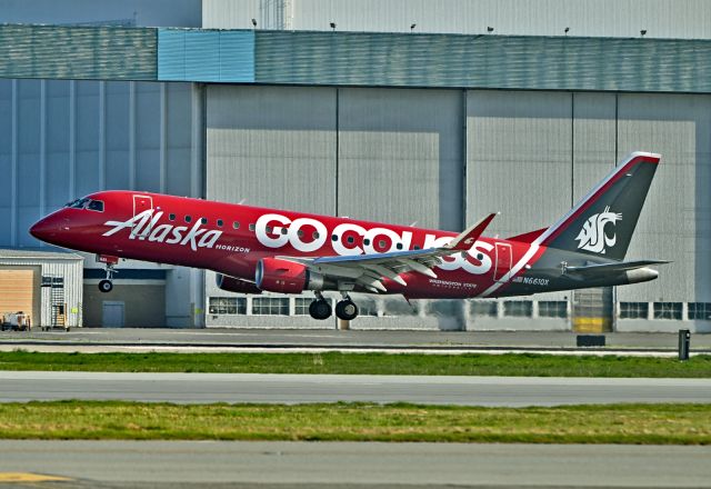 Embraer 175 (N661QX)