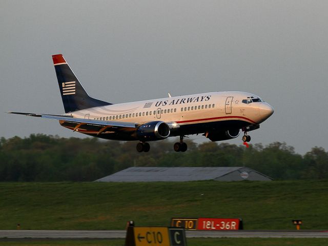 BOEING 737-300 (N532AU) - Landing just as the sun went down, this tough old Boeing 737-300 made a pretty landing on runway 18L, Charlotte, North Carolina.