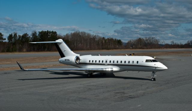 Bombardier Global 5000 (N878HL) - 4 mile final 24