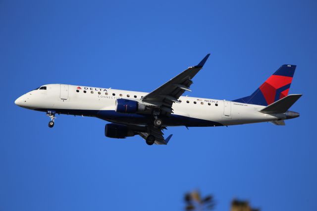 Embraer ERJ 175 (N613CZ)