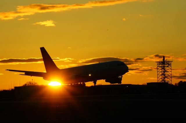 — — - 767F in from Cinci 3-2-2024 at dusk. 