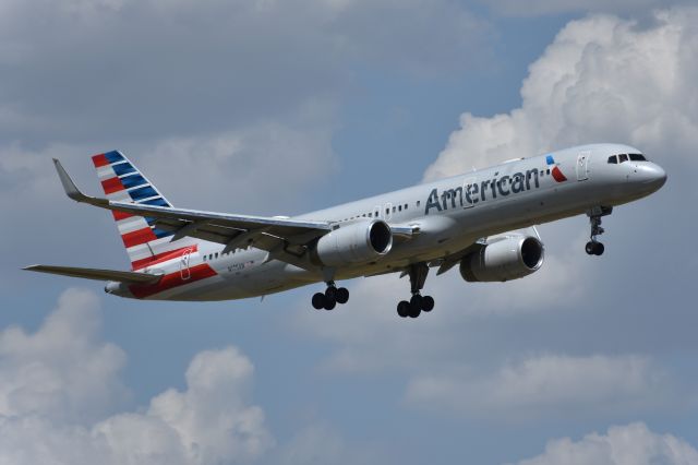 Boeing 757-200 (N175AN)