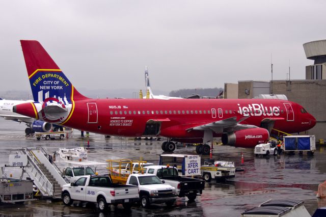 Airbus A320 (N615JB)