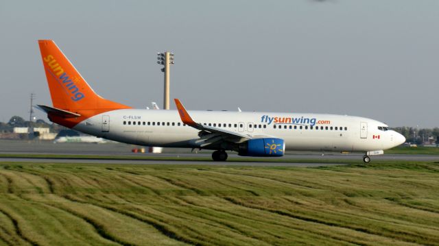 Boeing 737-800 (C-FLSW)