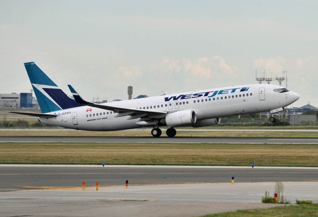 Boeing 737-800 (C-GZWS)