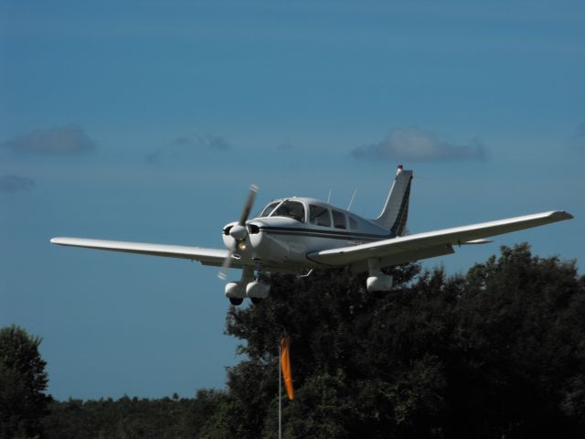 Piper Cherokee (N7038F) - Landing RWY 9 at Bob White Field