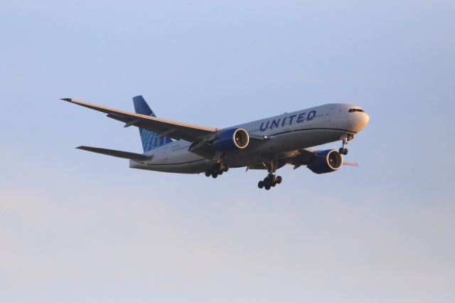 Boeing 777-200 (N210UA)