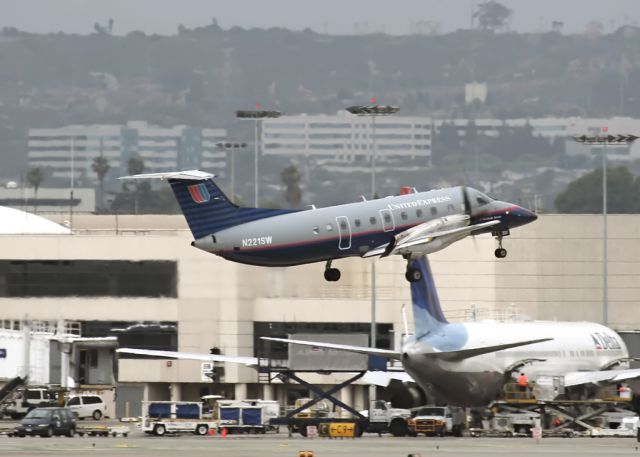 Embraer EMB-120 Brasilia (N2215W)