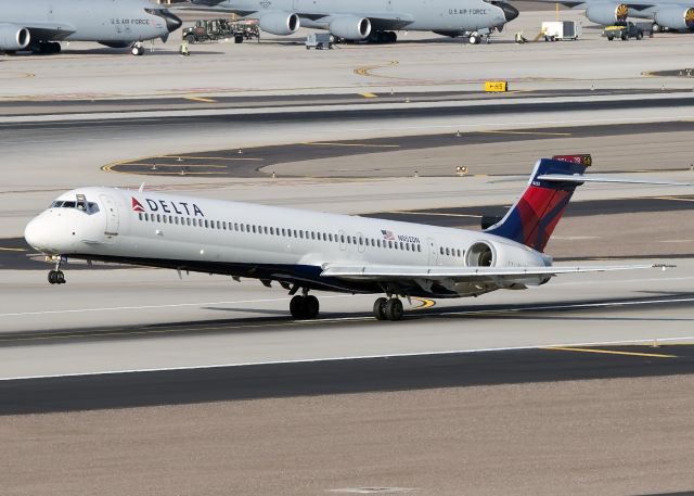 McDonnell Douglas MD-90 (N952DN)