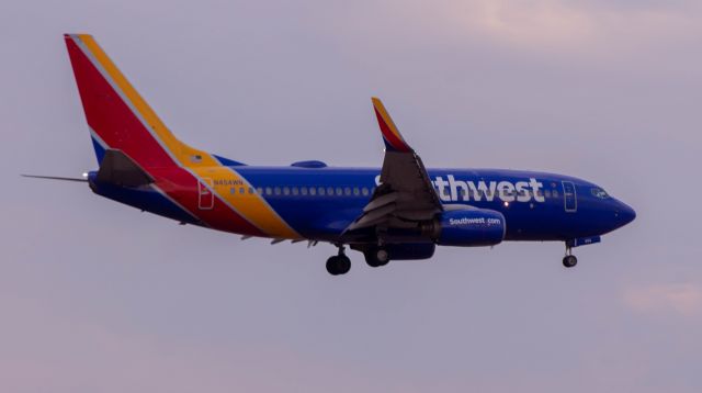 Boeing 737-700 (N454WN) - SWA B737 landing on 11L at Fresno Yosemite Int.