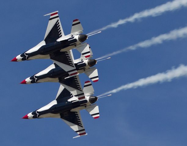 Lockheed F-16 Fighting Falcon — - USAF Thunderbirds putting on a mini show while arriving for the Alliance Airshow 10/10/2018 (Please view in "full" for highest image quality)