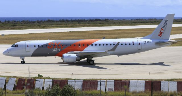 Embraer ERJ-190 (P4-KCK)
