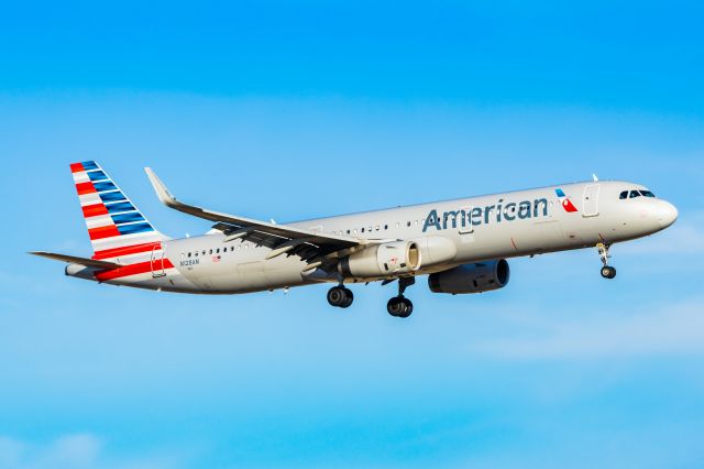 Airbus A321 (N128AN) - American Airlines A321 landing at DFW on 12/25/22. Taken with a Canon R7 and Tamron 70-200 G2 lens.