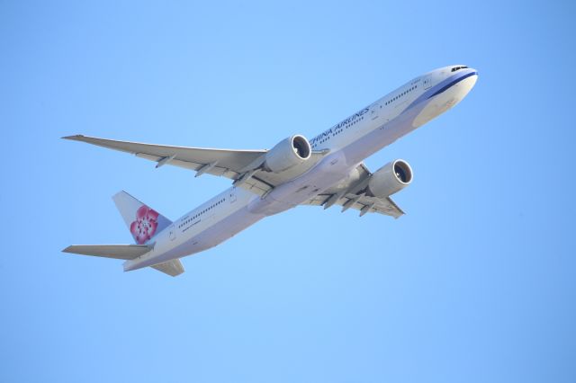 BOEING 777-300ER (B-18003)