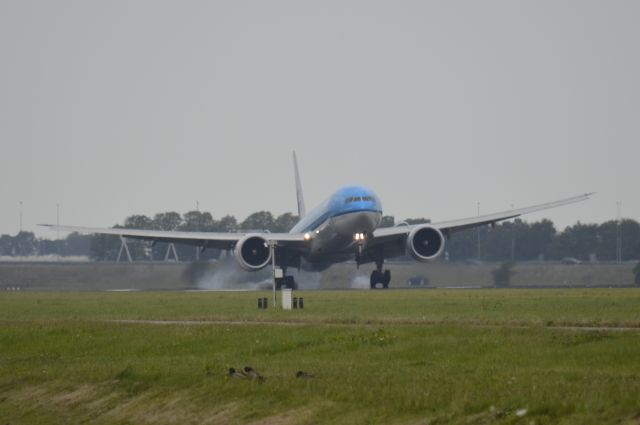 BOEING 777-300 (PH-BVI)
