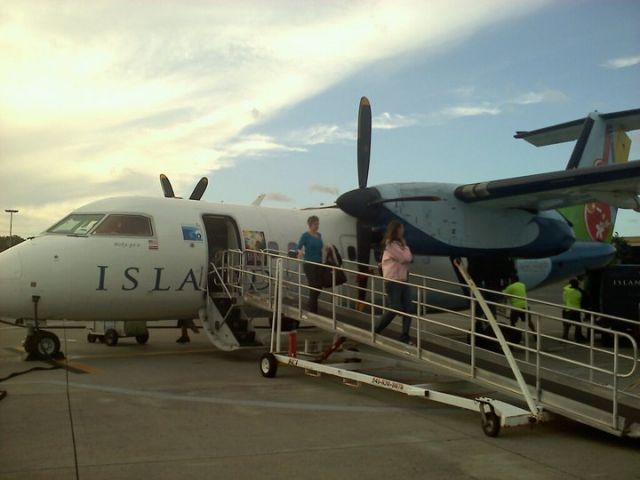 de Havilland Dash 8-100 (N809WP) - Photo taken on the Island Air Ramp at Honolulu International Airport