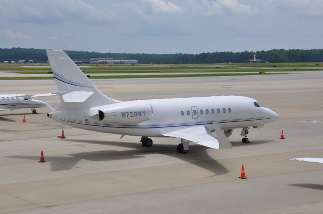 Dassault Falcon 2000 (N720WY) - N720WY sitting on the Landmark ramp