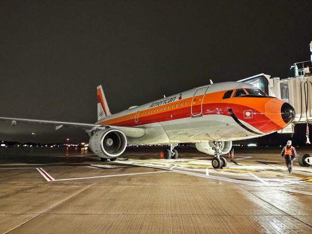 Airbus A319 (N742PS)