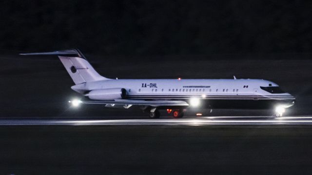 McDonnell Douglas DC-9-30 (XA-DHL) - My first time shooting a moving night photo, so I thought I'd share it. Please go easy on me!